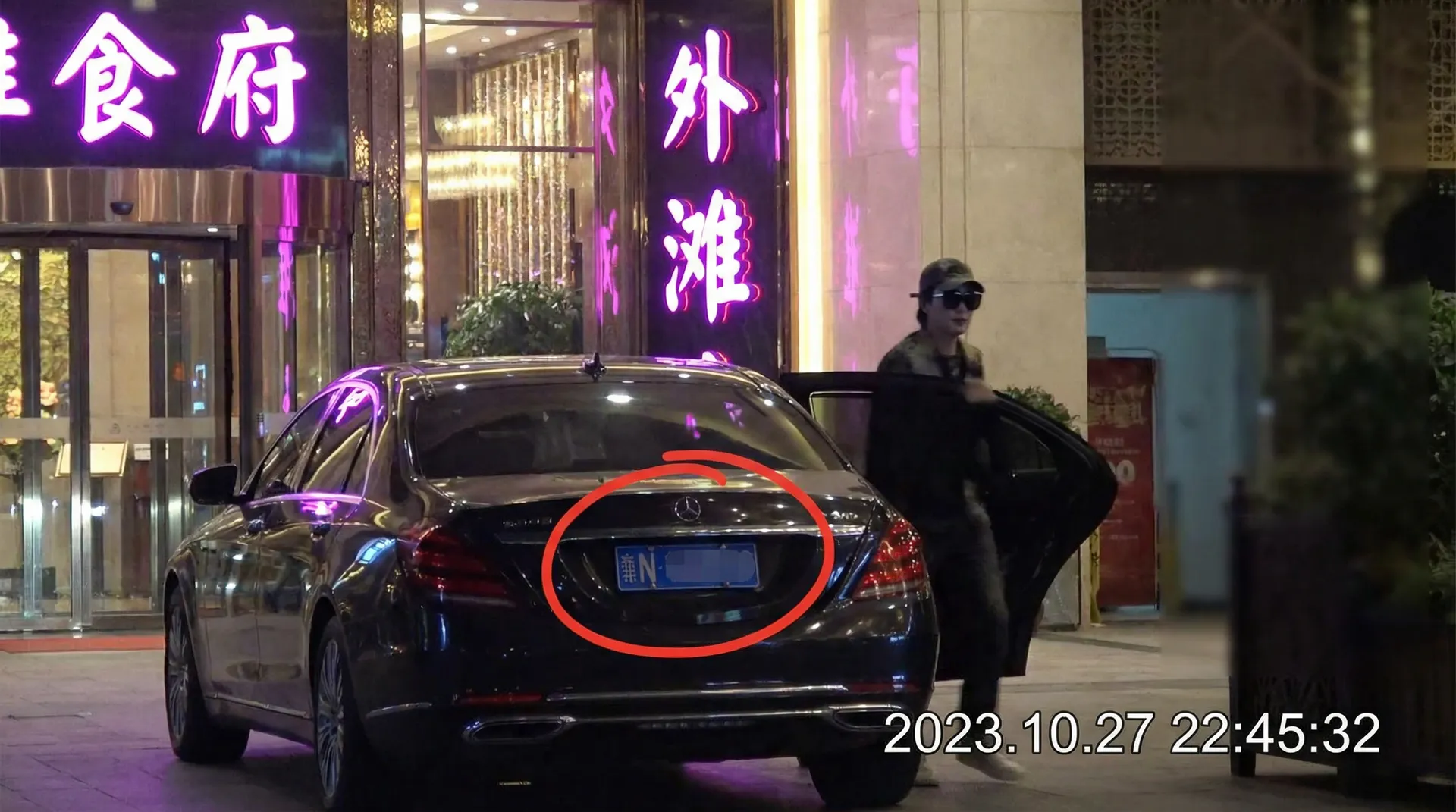 探花网 - 豪车餐厅外偷拍